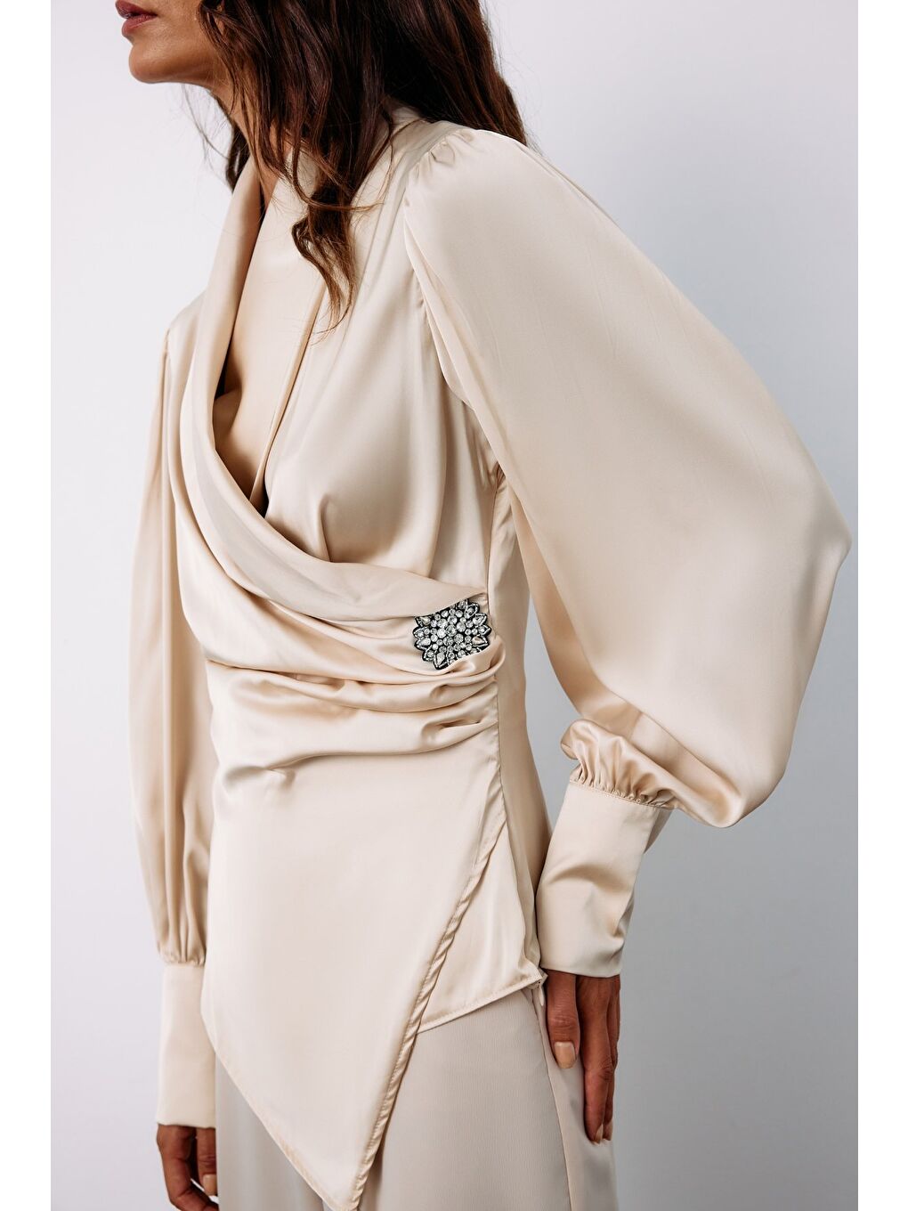 Bej Broşlu Kruvaze Bluz - Taş-2