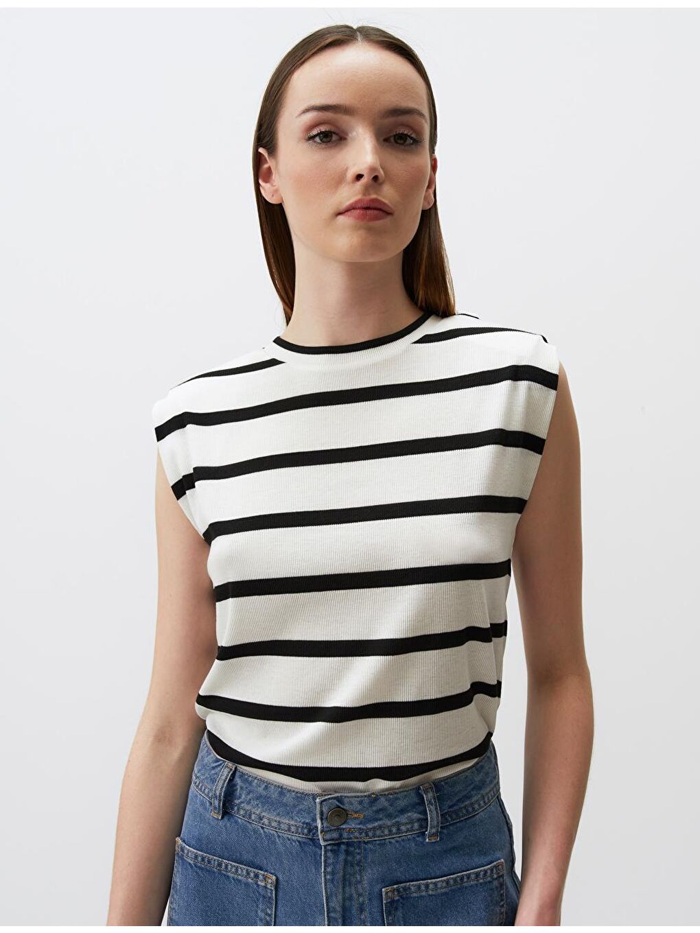 Beyaz Vatkalı Kolsuz Çizgi Desenli Tişört