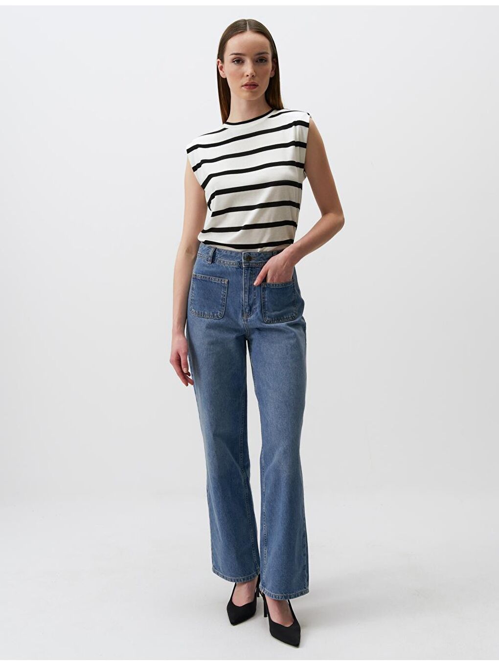 Beyaz Vatkalı Kolsuz Çizgi Desenli Tişört-1