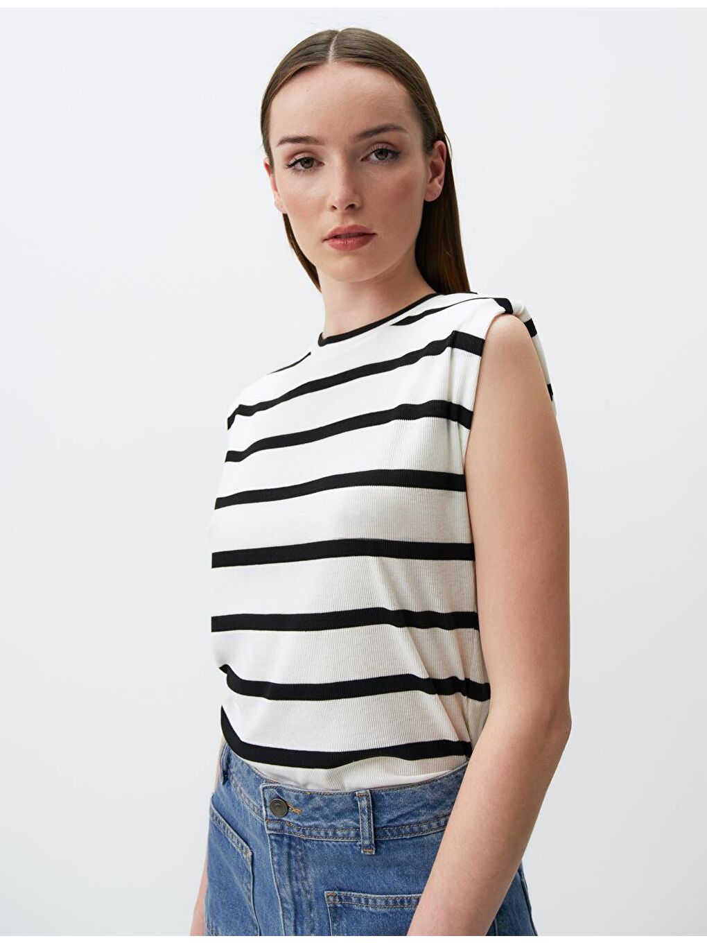 Beyaz Vatkalı Kolsuz Çizgi Desenli Tişört-2