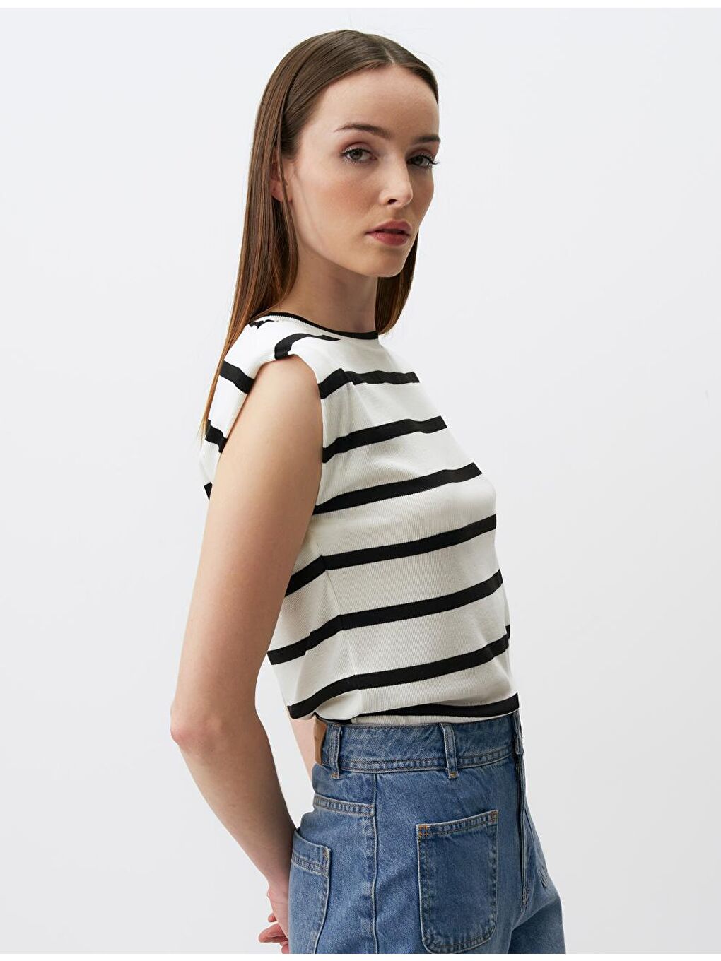 Beyaz Vatkalı Kolsuz Çizgi Desenli Tişört-3