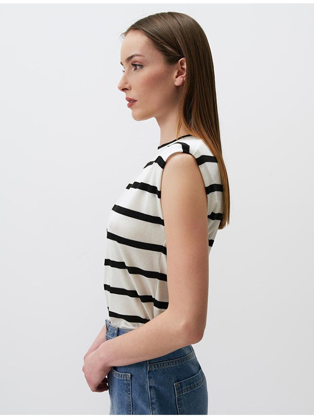 Beyaz Vatkalı Kolsuz Çizgi Desenli Tişört-4