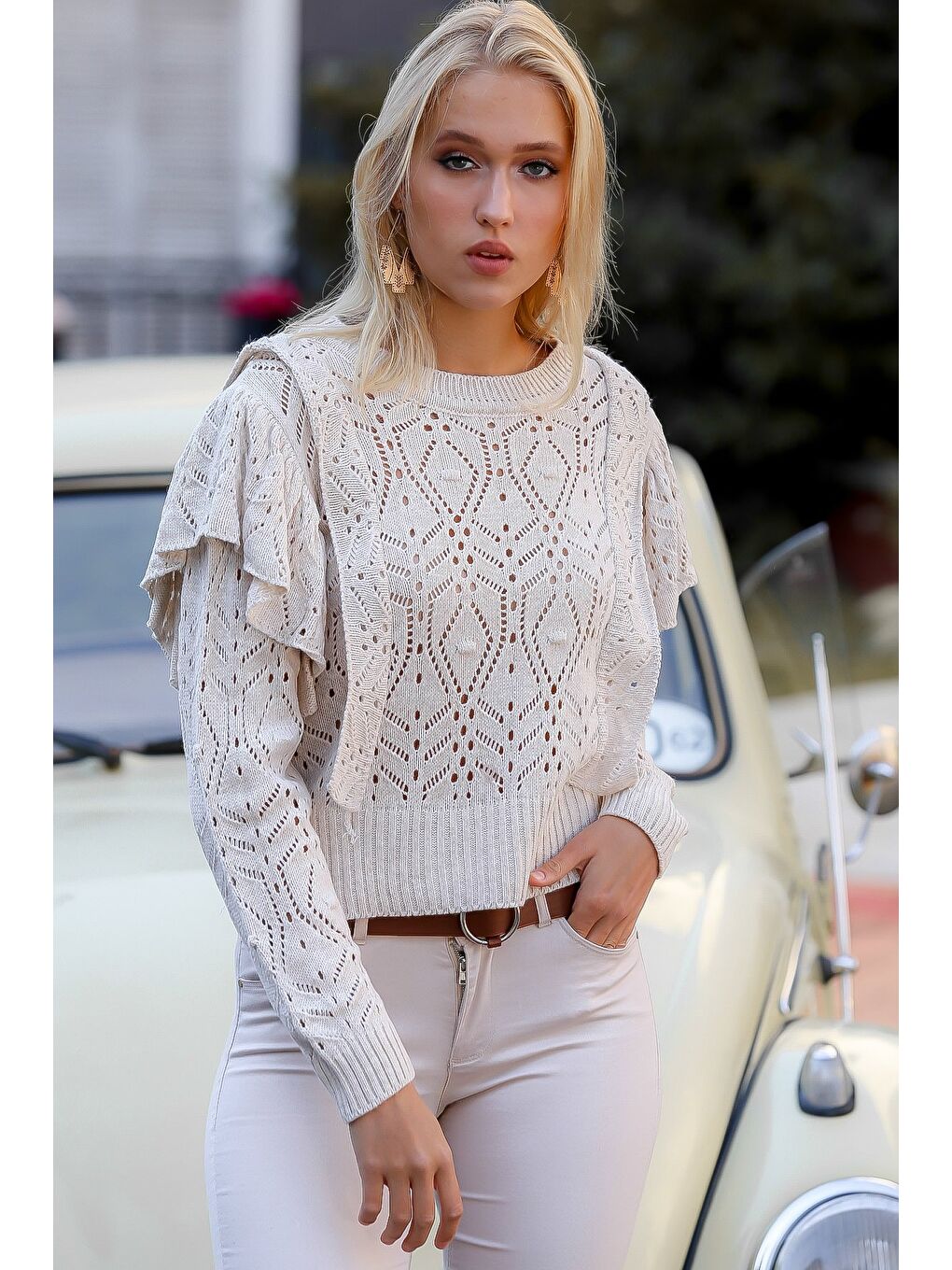 Kadın Bej Sıfır Yaka Ajurlu Omuzları Fırfırlı Triko Kazak M10010800KZ99145-1