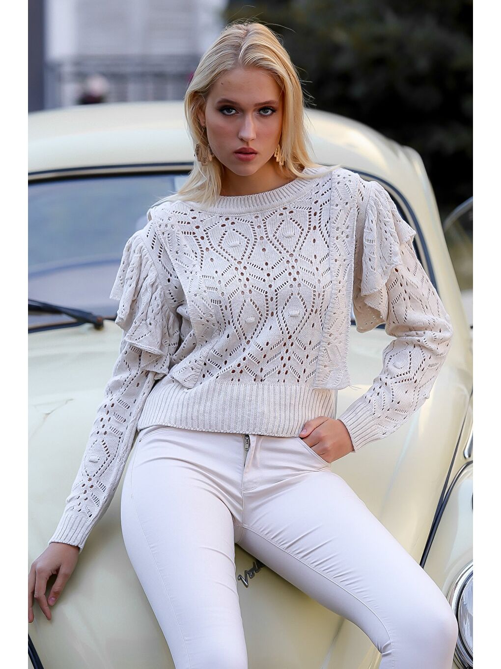 Kadın Bej Sıfır Yaka Ajurlu Omuzları Fırfırlı Triko Kazak M10010800KZ99145-3