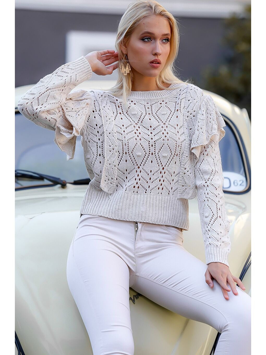 Kadın Bej Sıfır Yaka Ajurlu Omuzları Fırfırlı Triko Kazak M10010800KZ99145-4