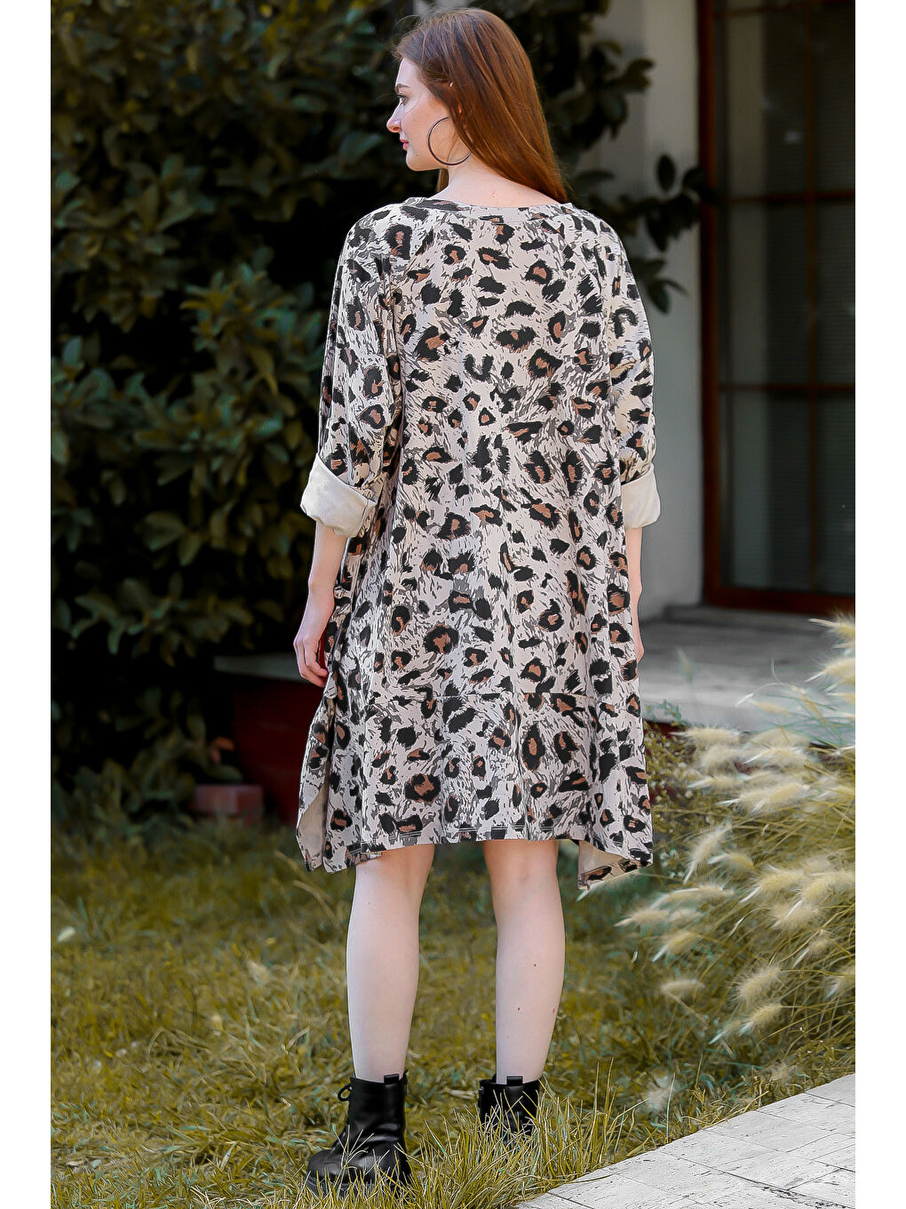 Kadın Bej İtalyan Sıfır Yaka Leopar Desenli Fırfır Cepli Oversize Uzun Kol Elbise M10160000EL94085-5