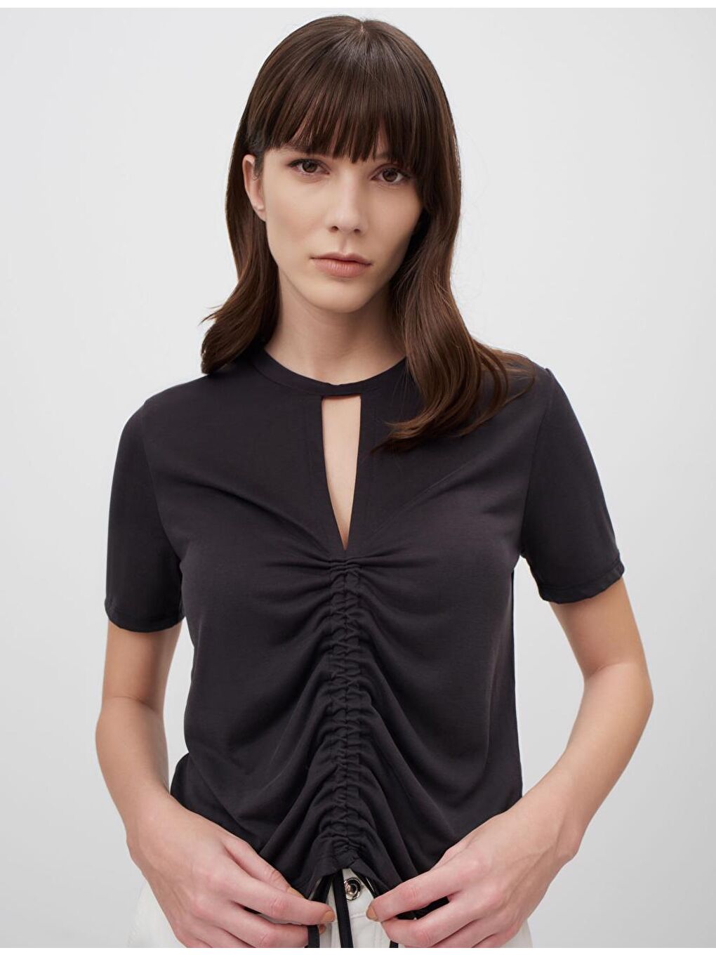 Siyah Kısa Kollu Büzgü Detaylı Tişört