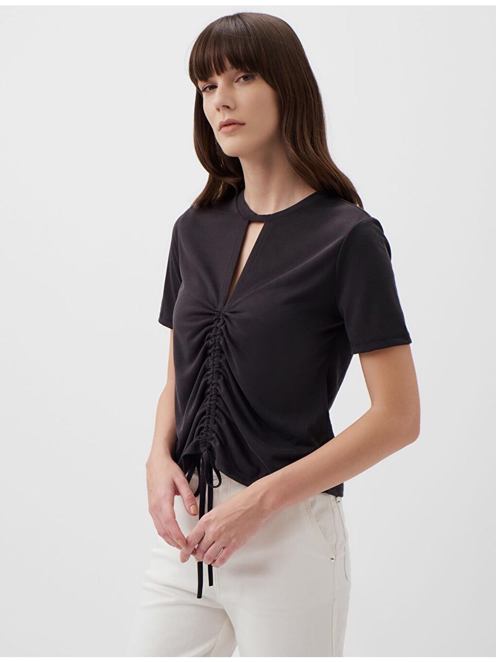 Siyah Kısa Kollu Büzgü Detaylı Tişört-1