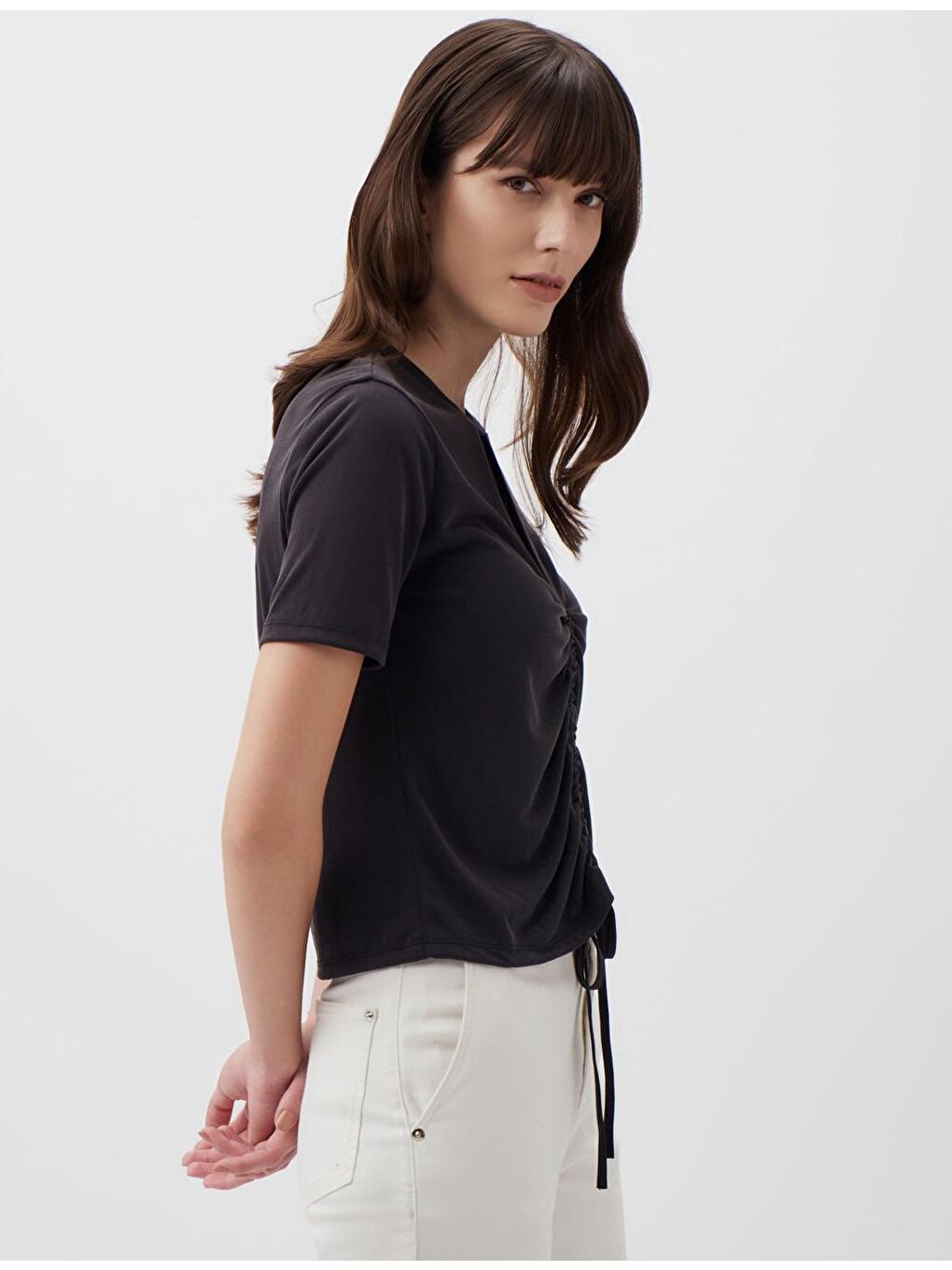 Siyah Kısa Kollu Büzgü Detaylı Tişört-2