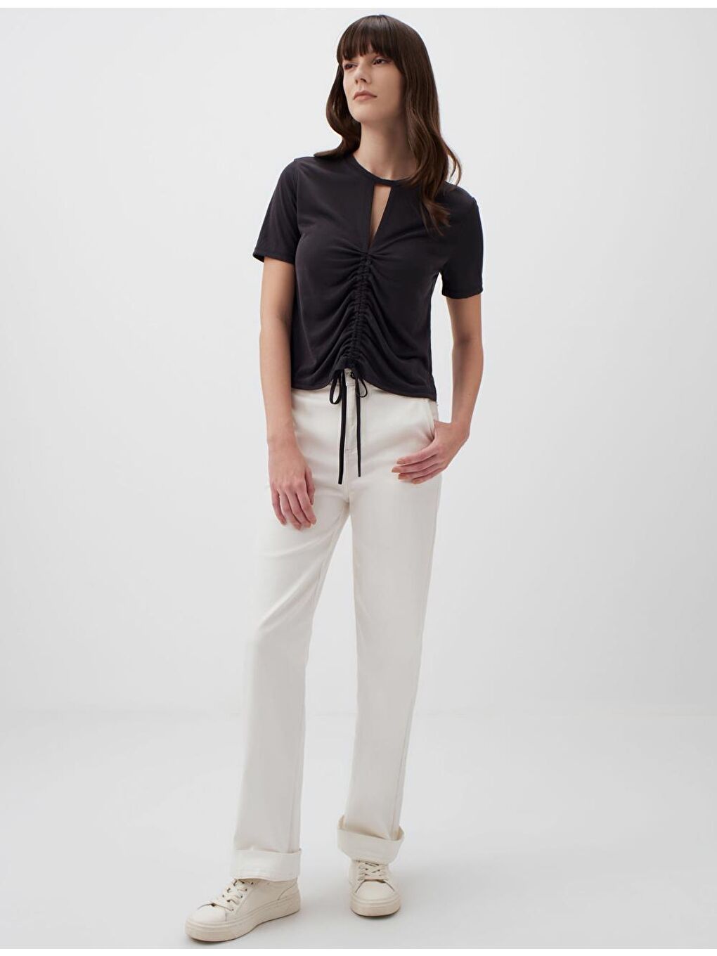 Siyah Kısa Kollu Büzgü Detaylı Tişört-3