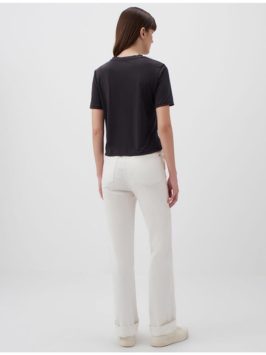 Siyah Kısa Kollu Büzgü Detaylı Tişört-4