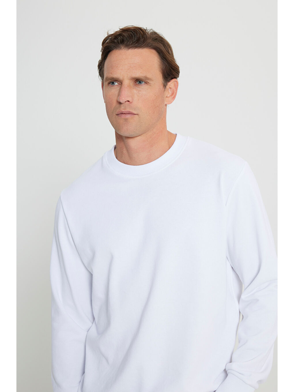 Erkek Beyaz Standart Fit Normal Kesim Bisiklet Yaka Pamuklu Sweatshirt-3