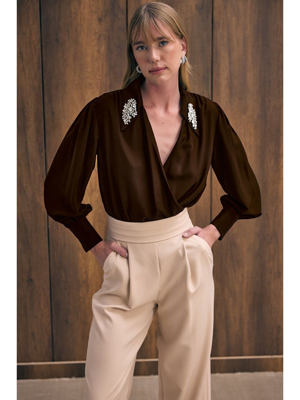 Kahverengi Aksesuar Detaylı Bodysuit Bluz - Kahve