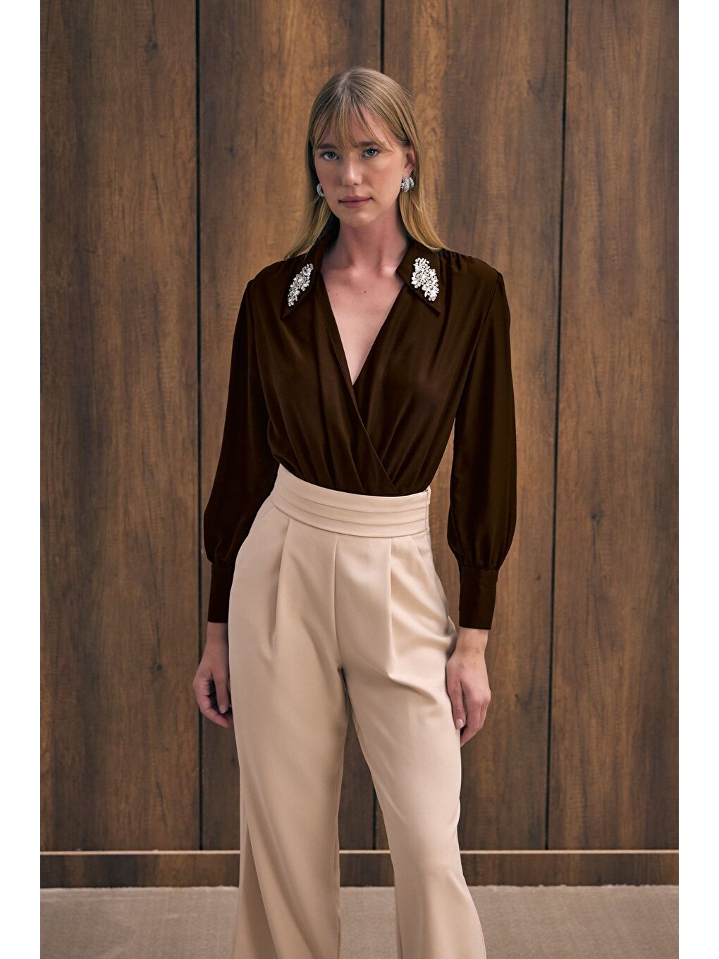 Kahverengi Aksesuar Detaylı Bodysuit Bluz - Kahve-1