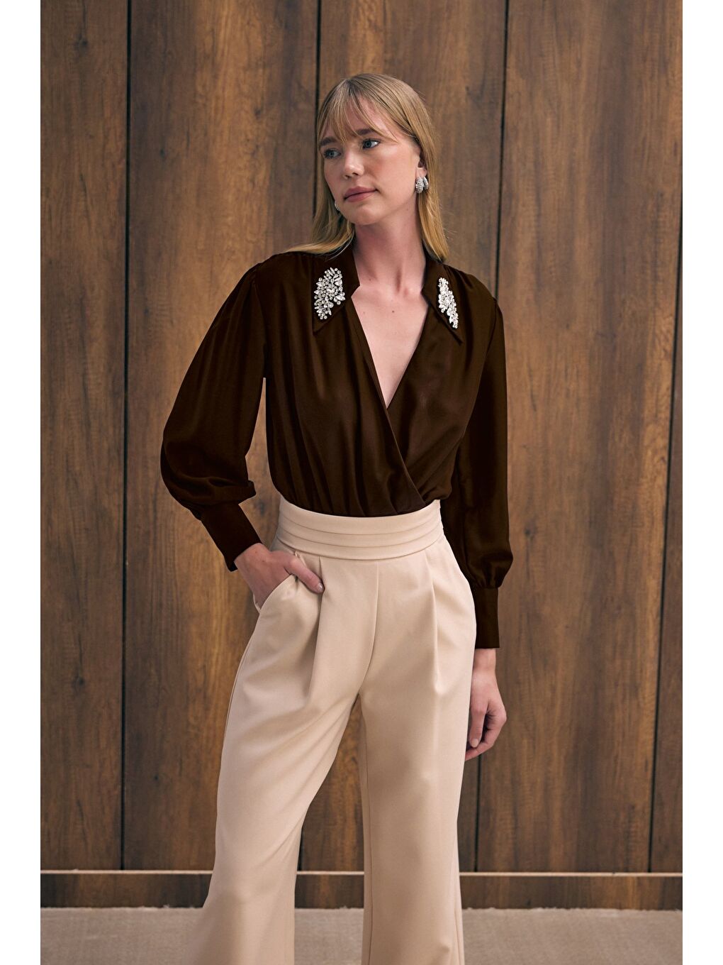Kahverengi Aksesuar Detaylı Bodysuit Bluz - Kahve-2