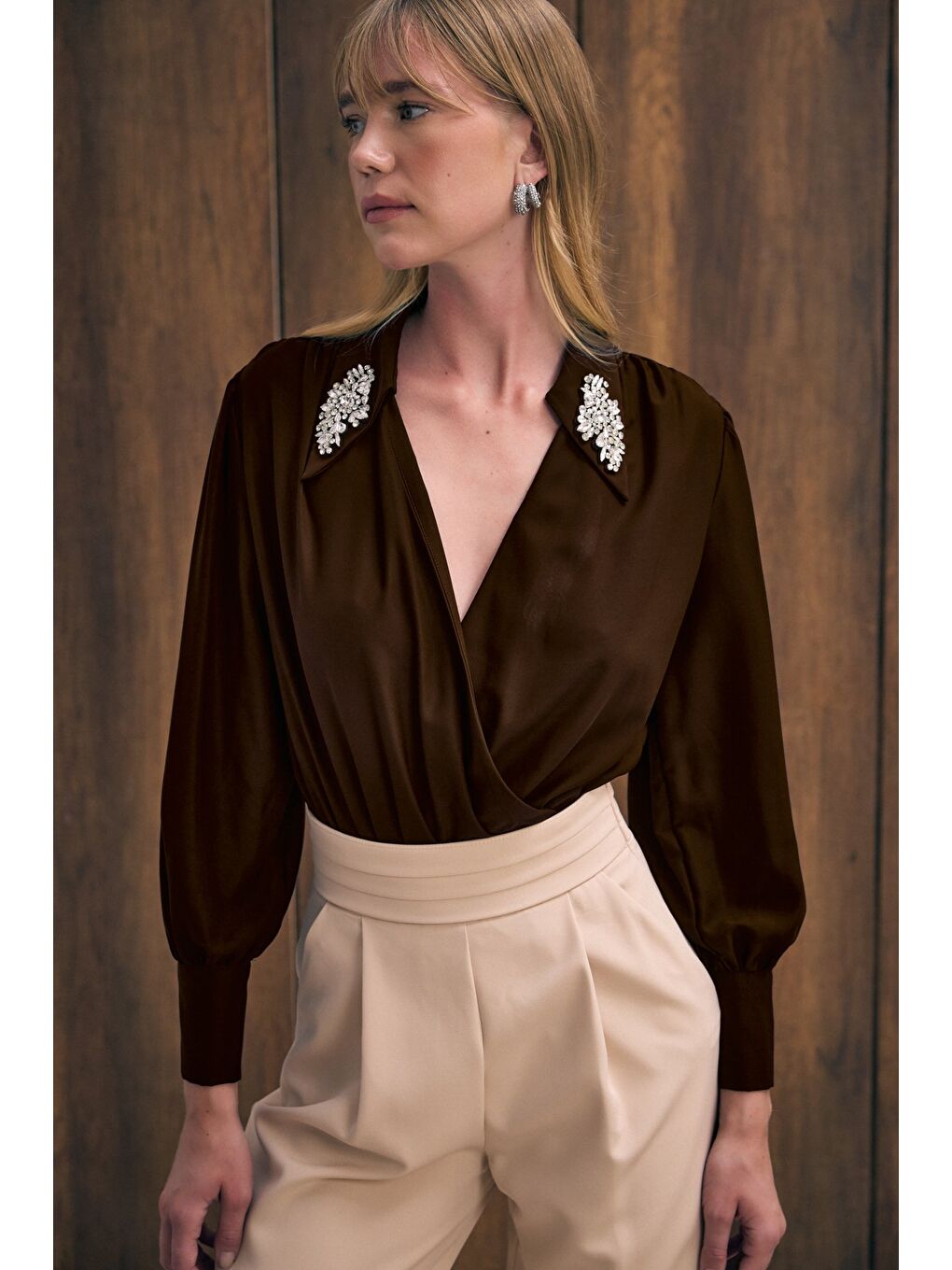 Kahverengi Aksesuar Detaylı Bodysuit Bluz - Kahve-3