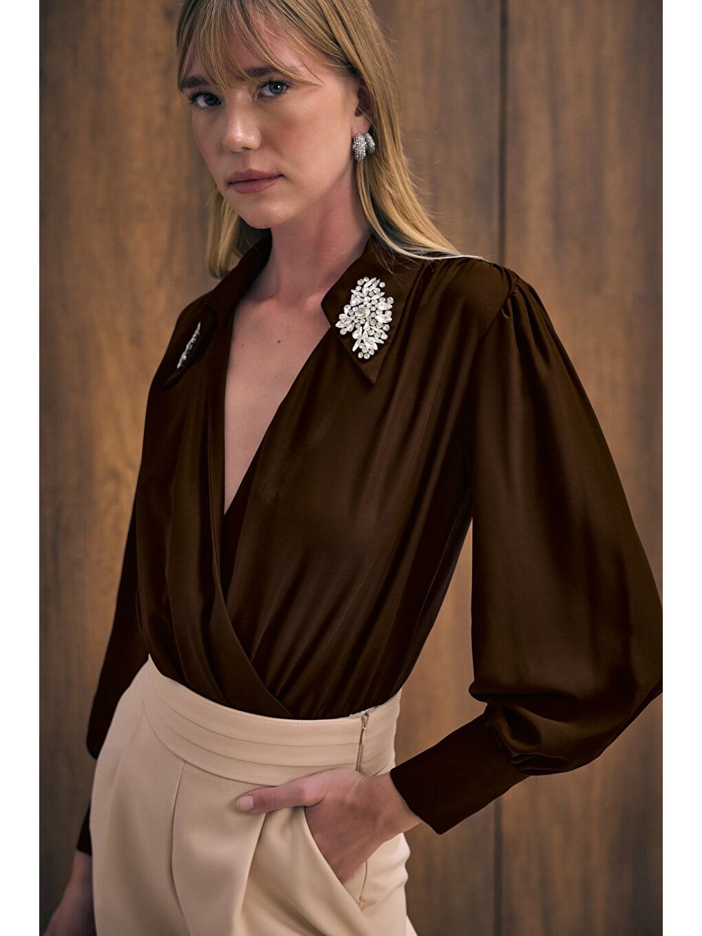 Kahverengi Aksesuar Detaylı Bodysuit Bluz - Kahve-4