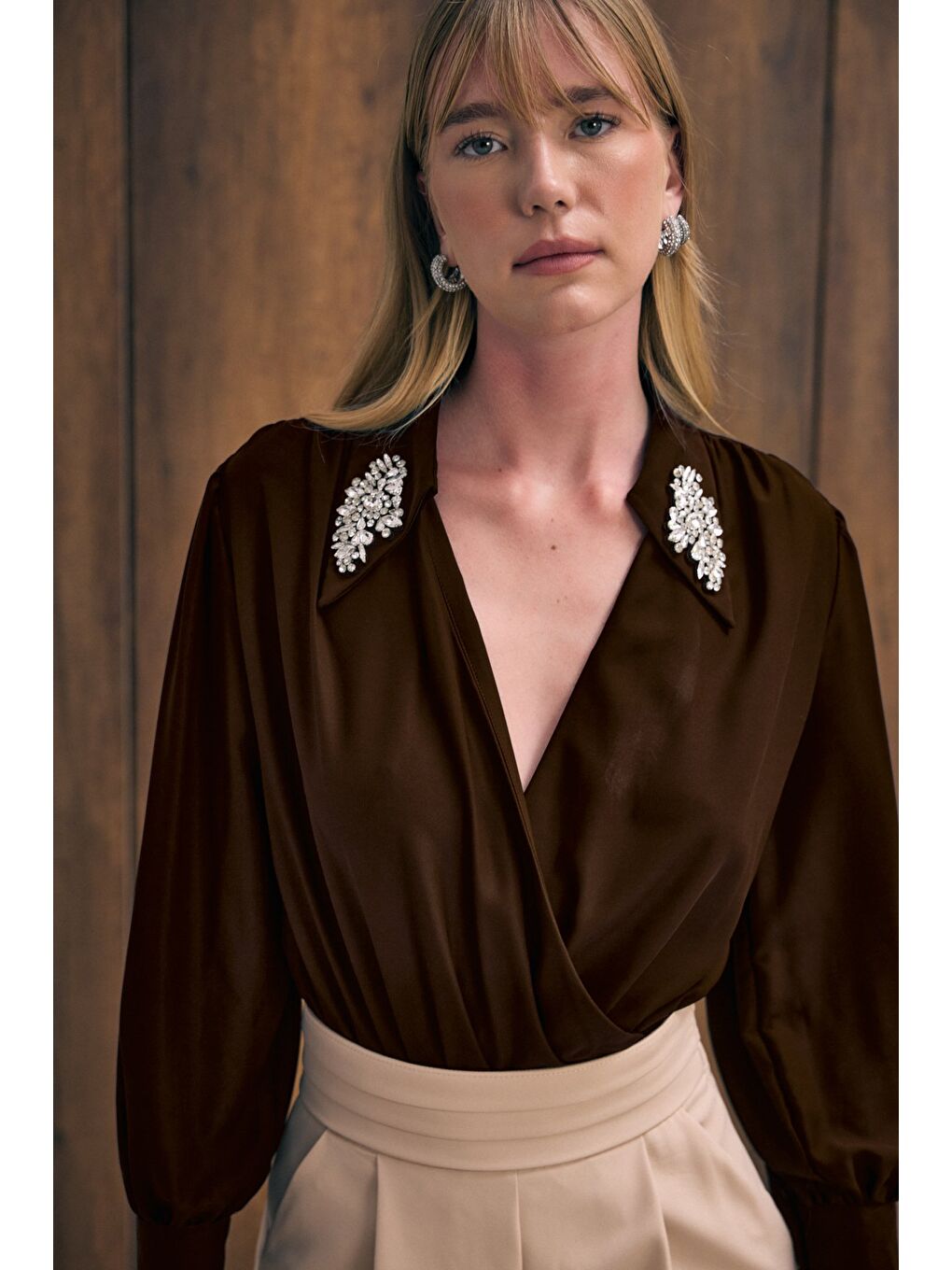 Kahverengi Aksesuar Detaylı Bodysuit Bluz - Kahve-5