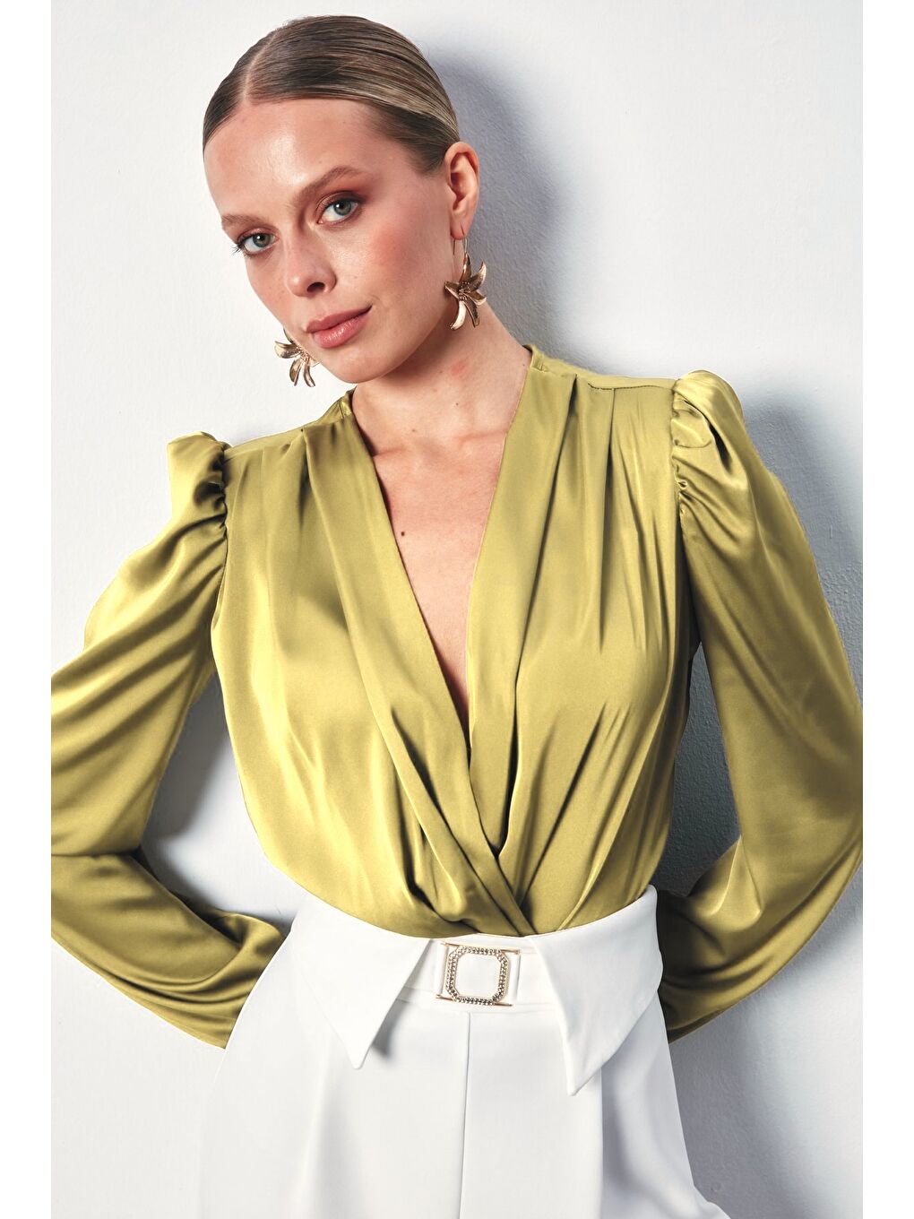 Kahverengi Kruvaze Saten Bodysuit Bluz - Sütlü Kahve-1