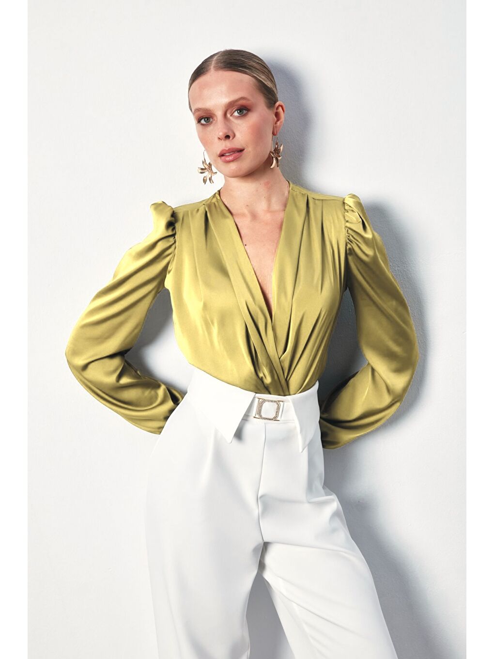 Kahverengi Kruvaze Saten Bodysuit Bluz - Sütlü Kahve-3