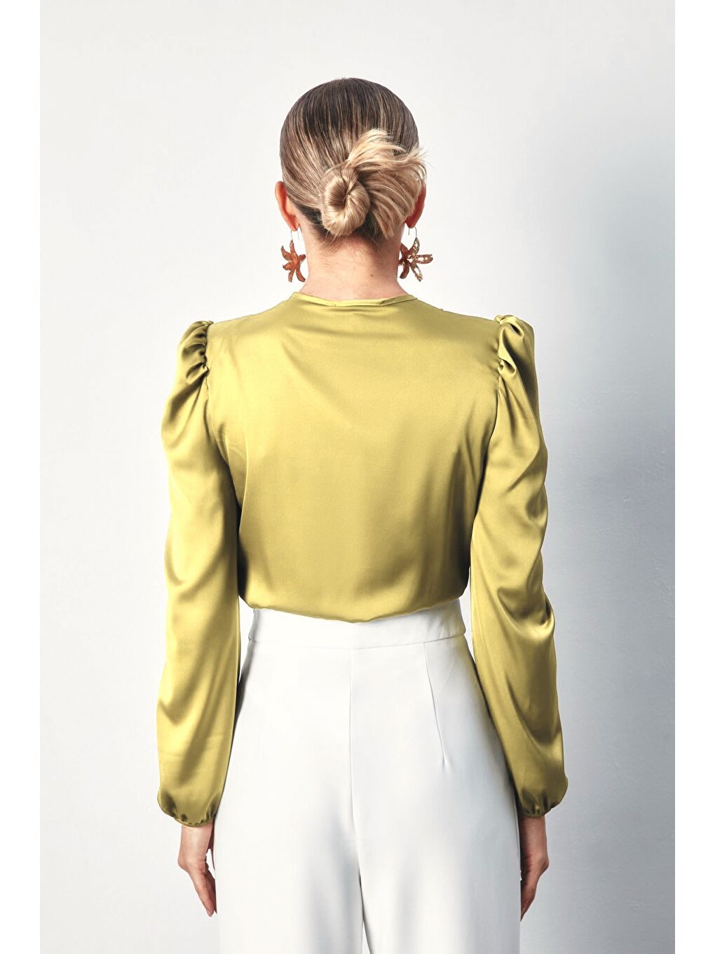 Kahverengi Kruvaze Saten Bodysuit Bluz - Sütlü Kahve-4