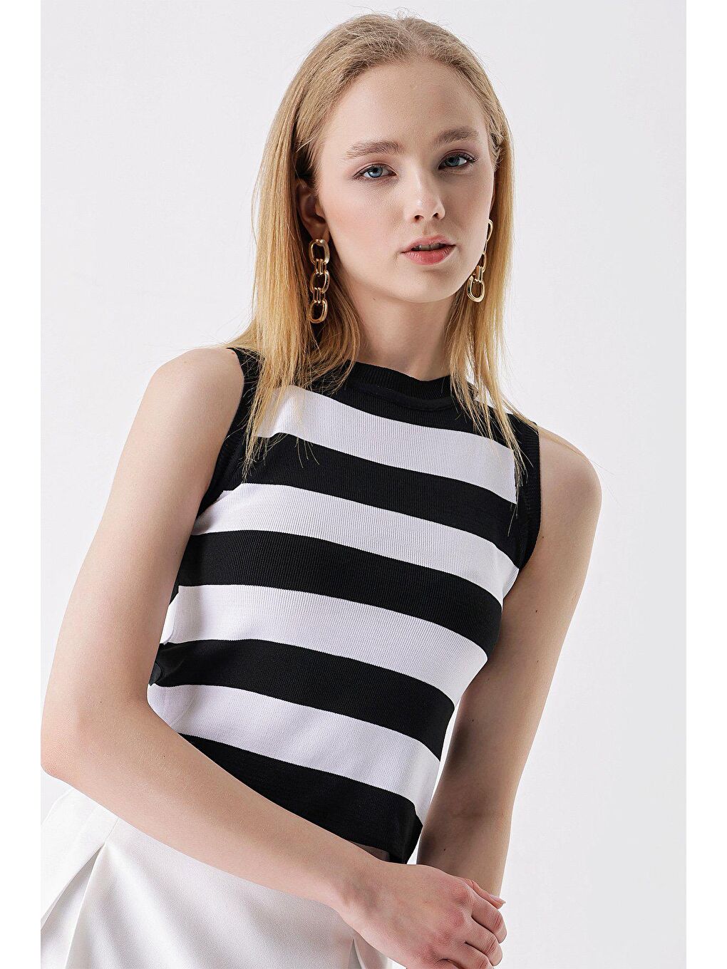 Siyah Bisiklet Yaka Kalın Çizgili Kolsuz BLUZ-1