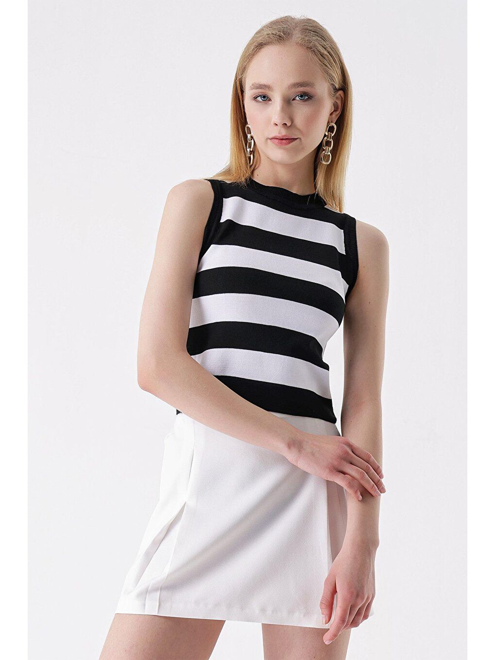 Siyah Bisiklet Yaka Kalın Çizgili Kolsuz BLUZ-2