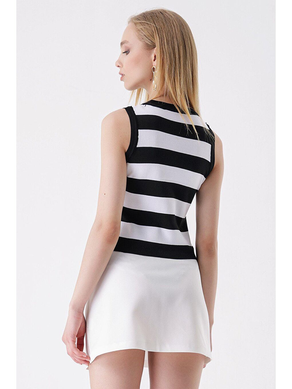 Siyah Bisiklet Yaka Kalın Çizgili Kolsuz BLUZ-3