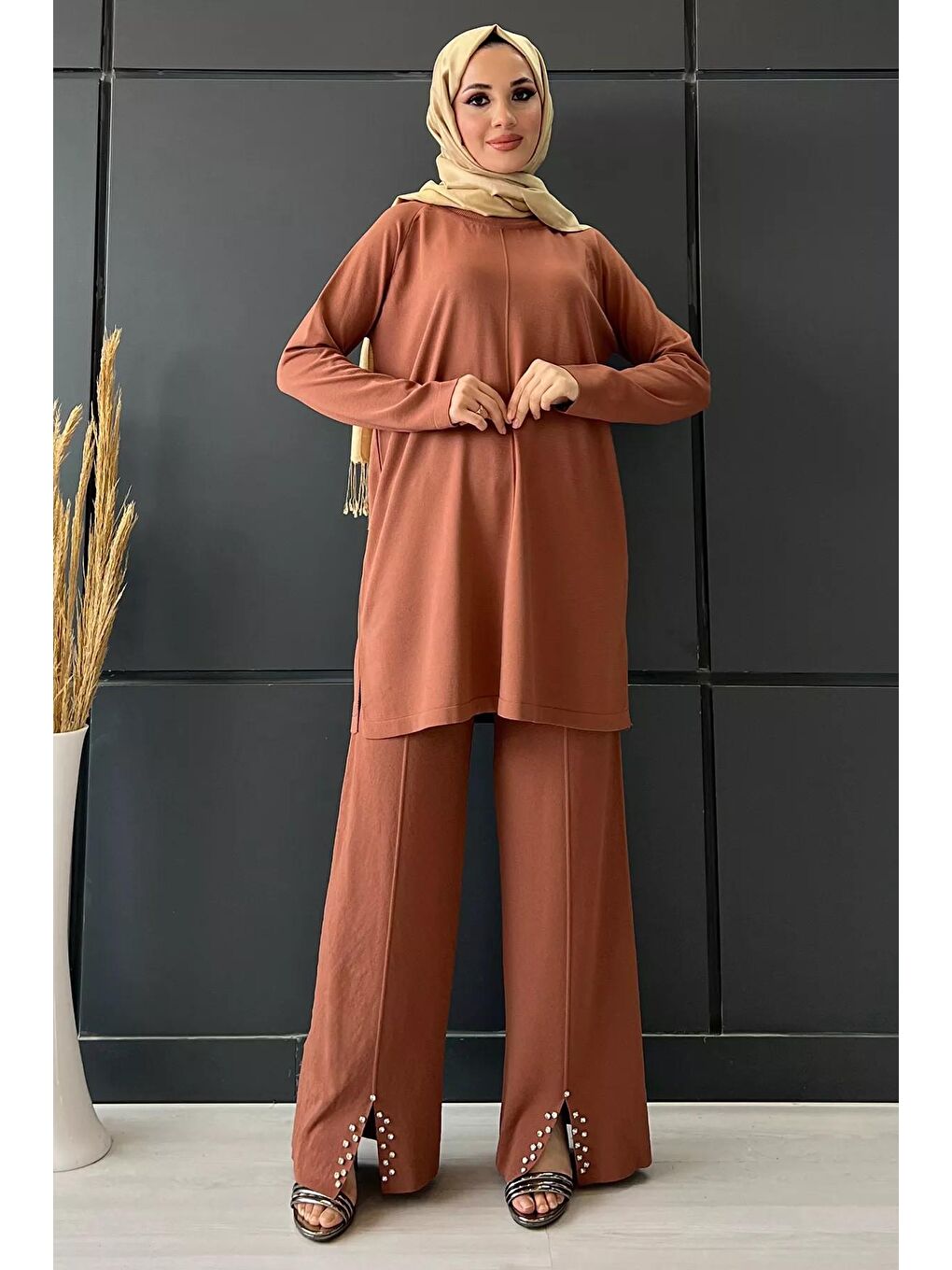 Kahverengi Yüksek Bel Taş Detaylı Tesettür Triko Pantolon Tunik İkili Takım-1