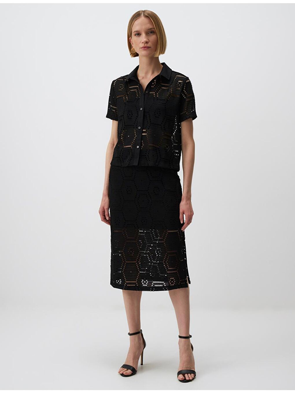 Siyah Kısa Kollu Ajurlu Gömlek-1