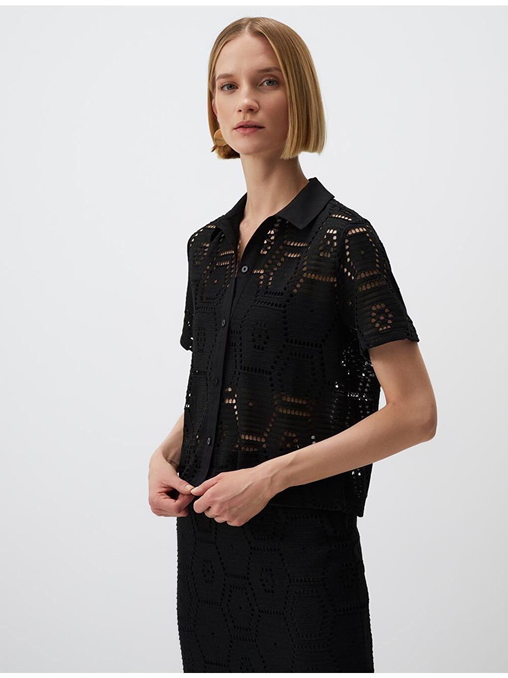 Siyah Kısa Kollu Ajurlu Gömlek-2