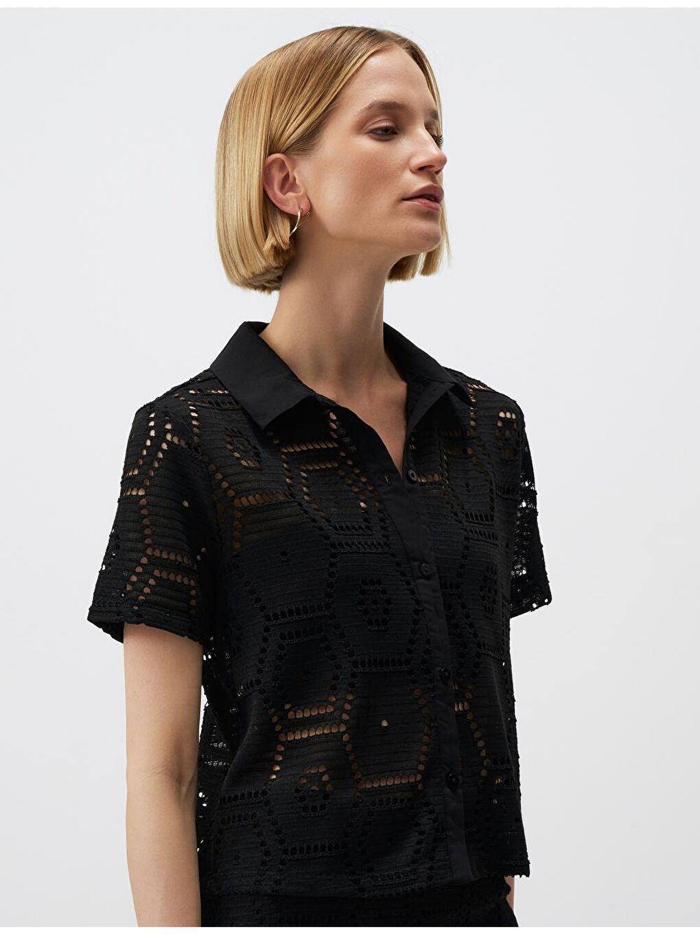 Siyah Kısa Kollu Ajurlu Gömlek-3