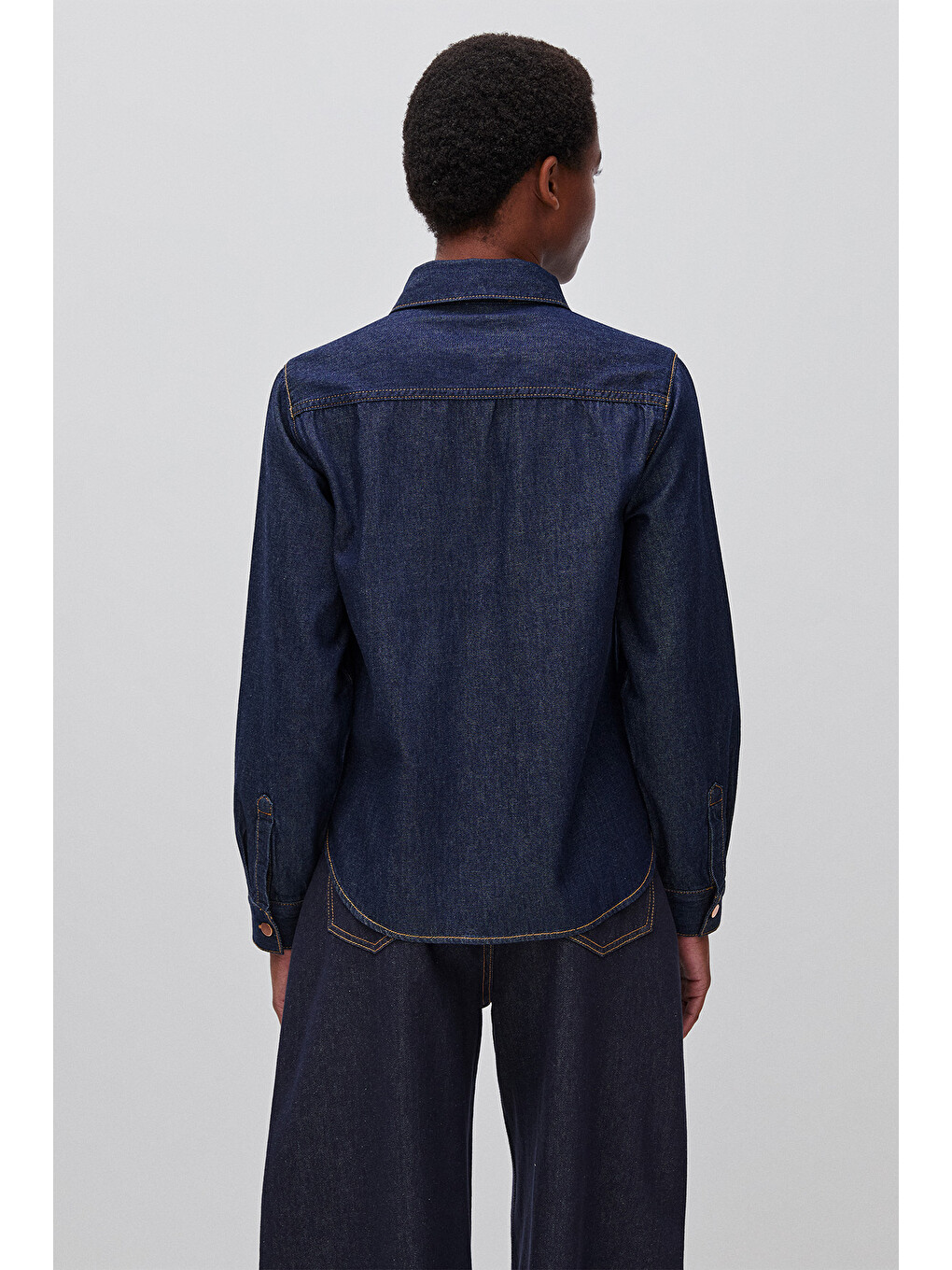 Kadın Koyu Mavi %100 Pamuk Regular Fit Cepli Denim Gömlek-1