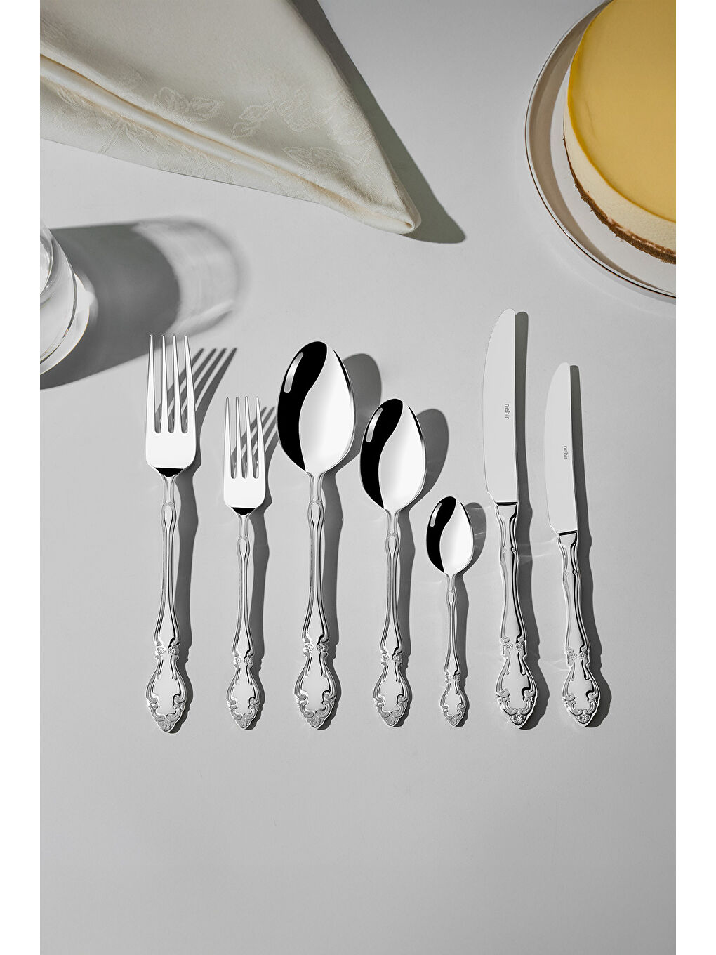 Gri Adriana Sade 12 Kişilik 89 Parça Deri Kutulu Çatal Kaşık Bıçak Takımı