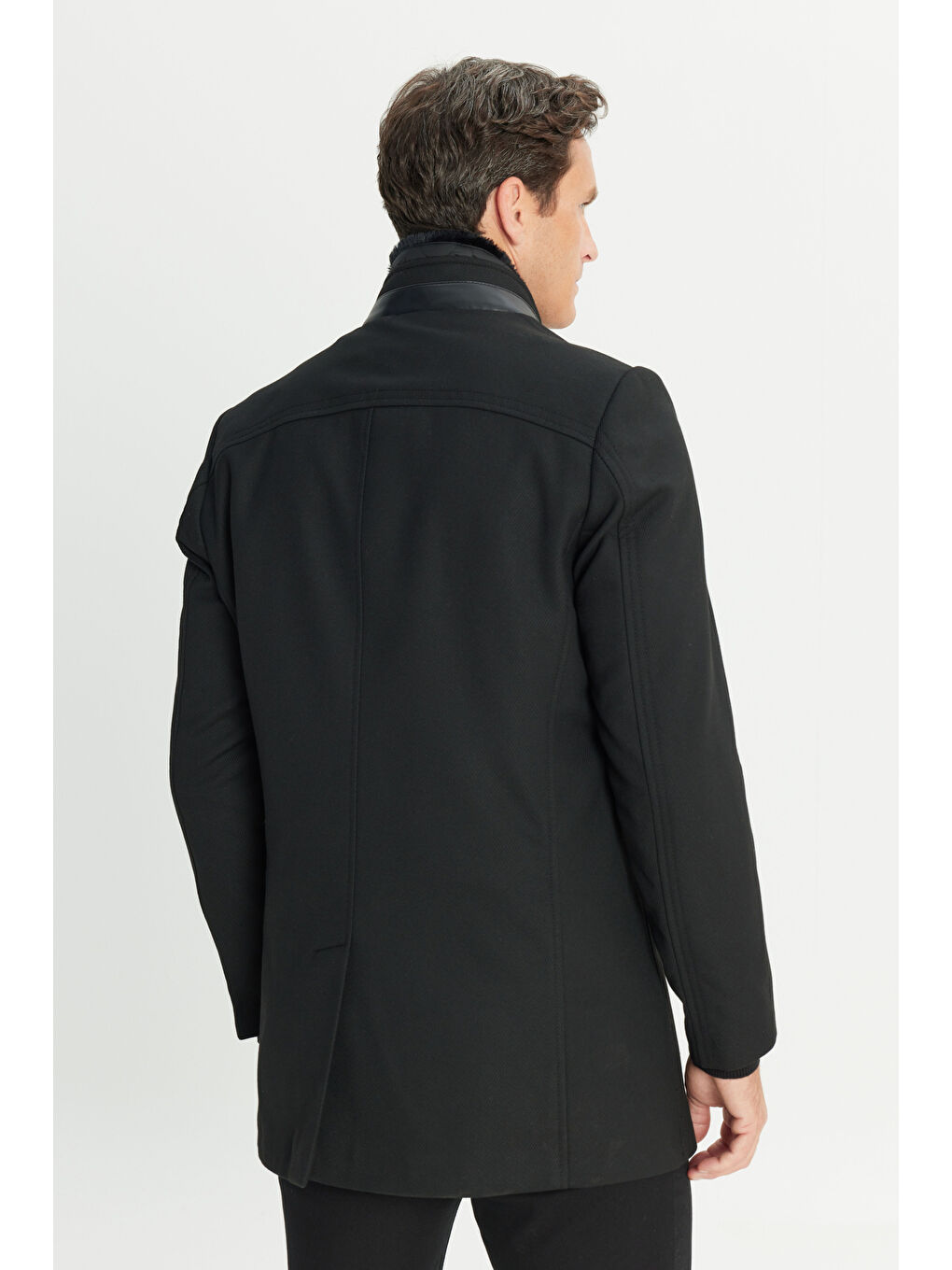 Erkek Siyah Standart Fit Normal Kesim Kürklü Dik Yaka Yan Cepli Kaban-4