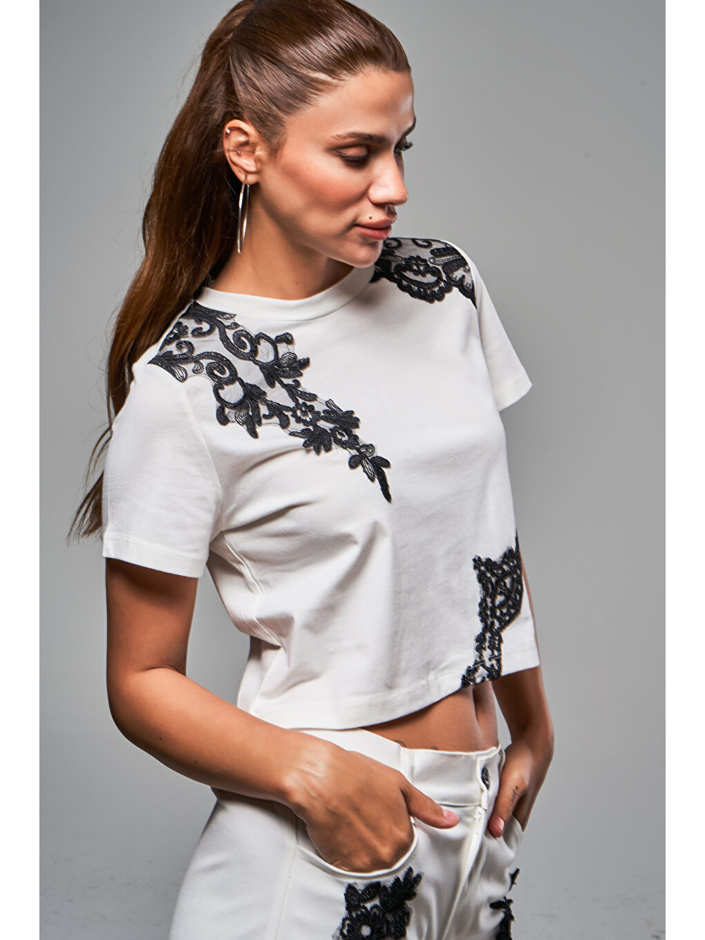 Kadın Ekru Renk Siyah Dantel Detaylı Tasarım %100 Pamuk T-Shirt-1