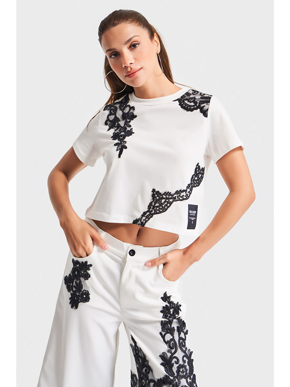 Kadın Ekru Renk Siyah Dantel Detaylı Tasarım %100 Pamuk T-Shirt-2