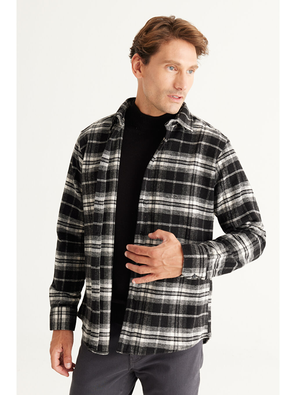 Erkek Siyah-Ekru Comfort Fit Geniş Kesim Düğmeli Yaka Ekose Desenli Flanel Oduncu Gömlek-4