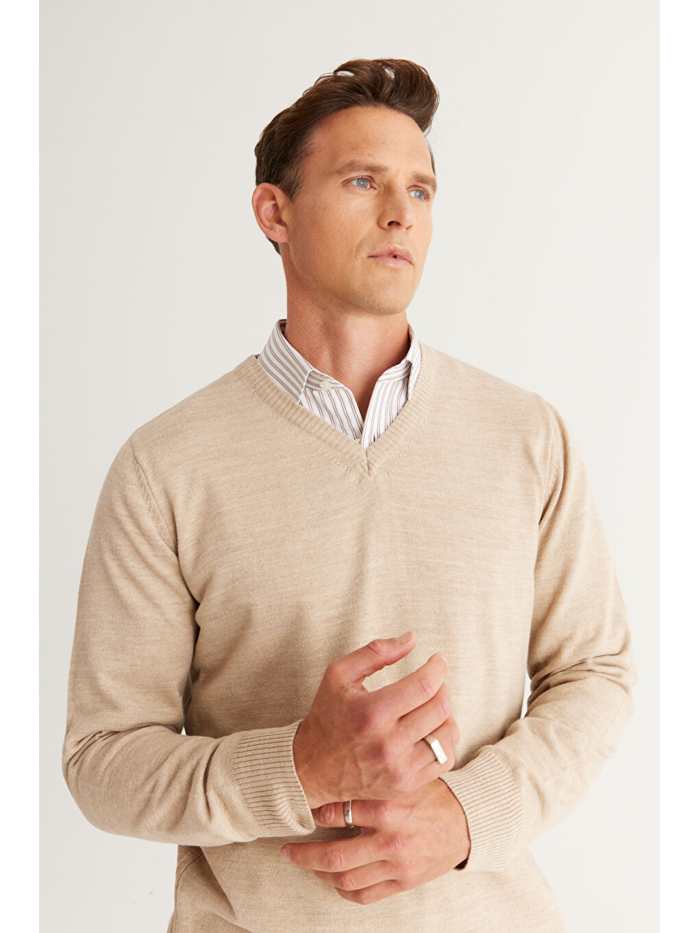 Erkek Bej Anti-Pilling Tüylenme Yapmayan Standart Fit Normal Kesim V Yaka Triko Kazak-3