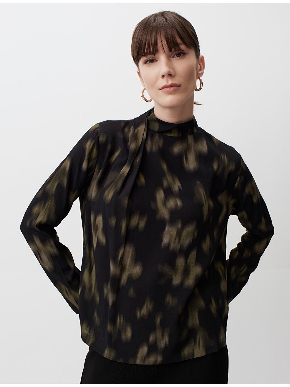 Siyah Yarım Balıkçı Yaka Desenli Bluz