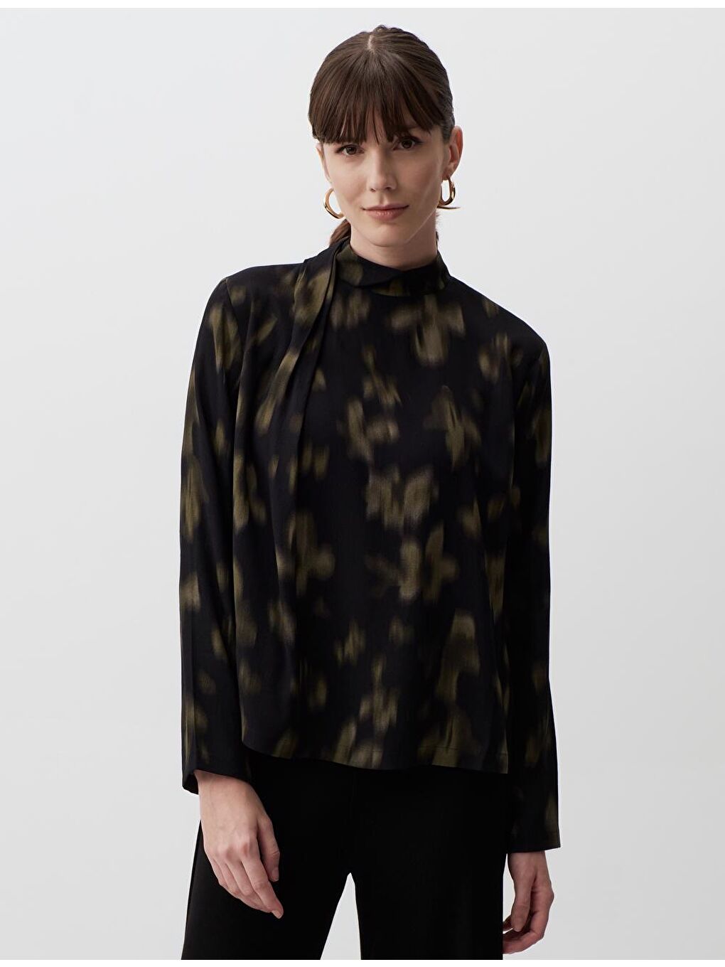 Siyah Yarım Balıkçı Yaka Desenli Bluz-1