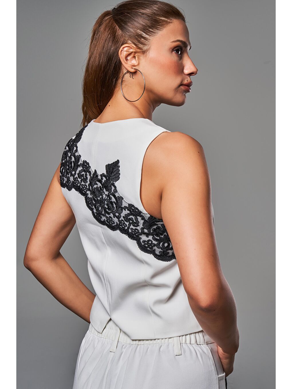 Kadın Ekru Renk Siyah Dantel Nakışlı Sıfır Kol Düğmeli Tasarım Kumaş Yelek-1