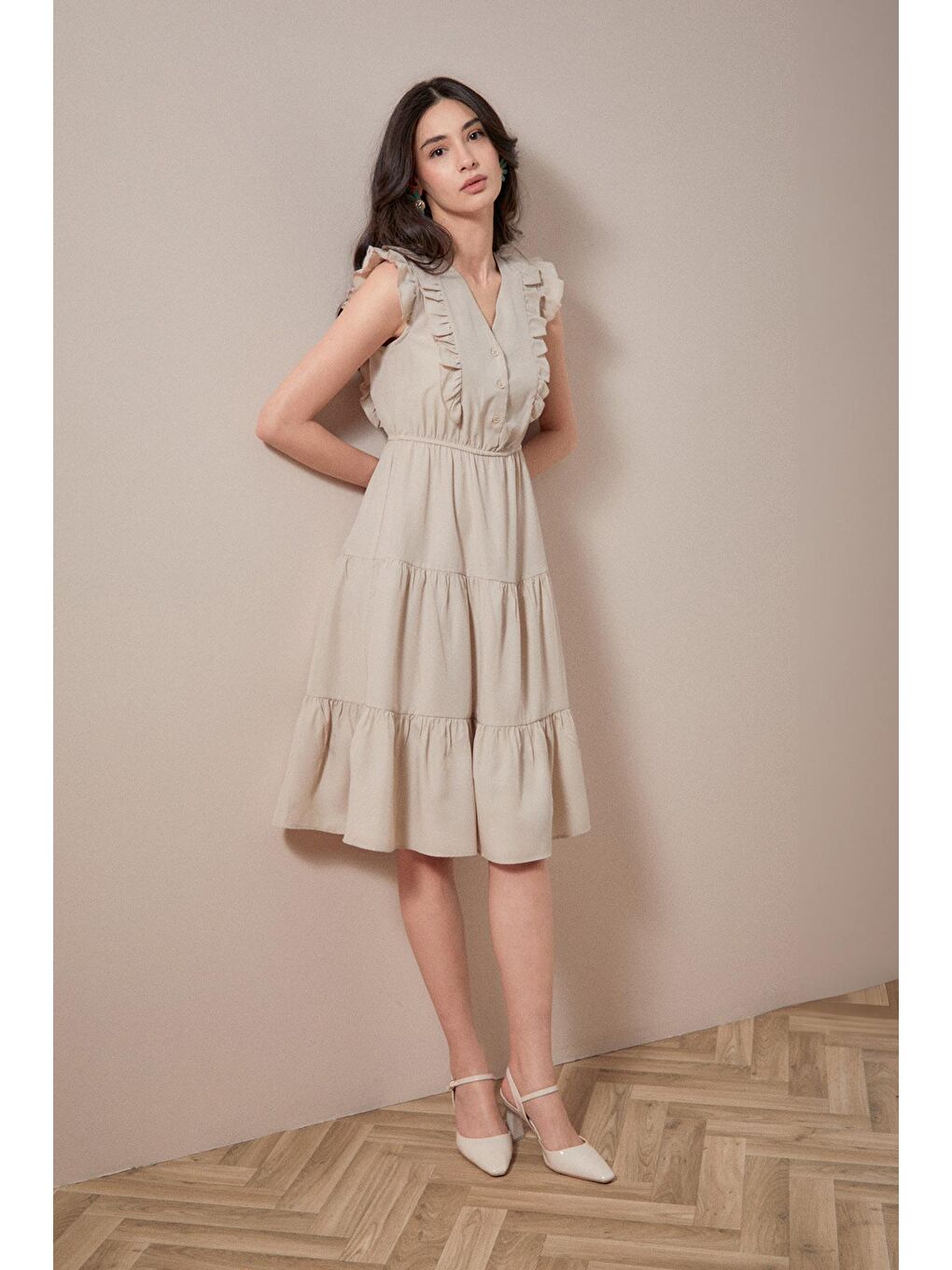 Bej Fırfırlı Düğmeli V Yaka Elbise