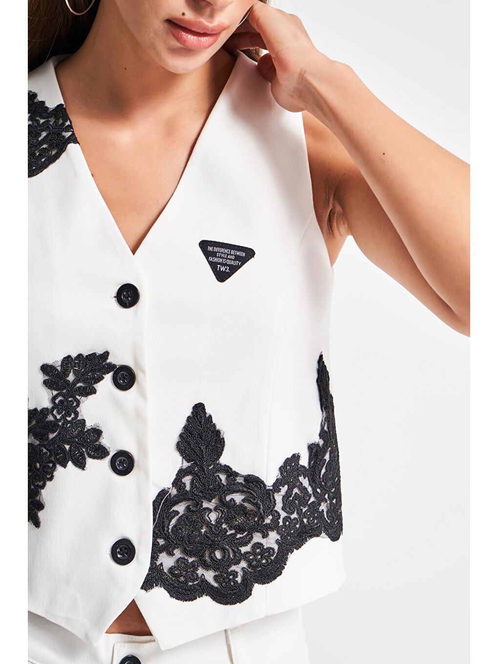 Kadın Ekru Renk Siyah Dantel Nakışlı Sıfır Kol Düğmeli Tasarım Kumaş Yelek-2