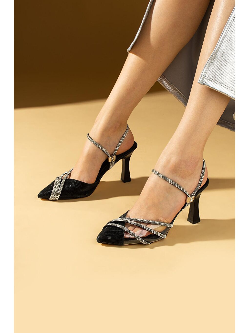 Siyah Şerit Taşlı Ayarlanabilir Bantlı Sivri Burun Kadın Topuklu Ayakkabı 001-324-24Sim-1