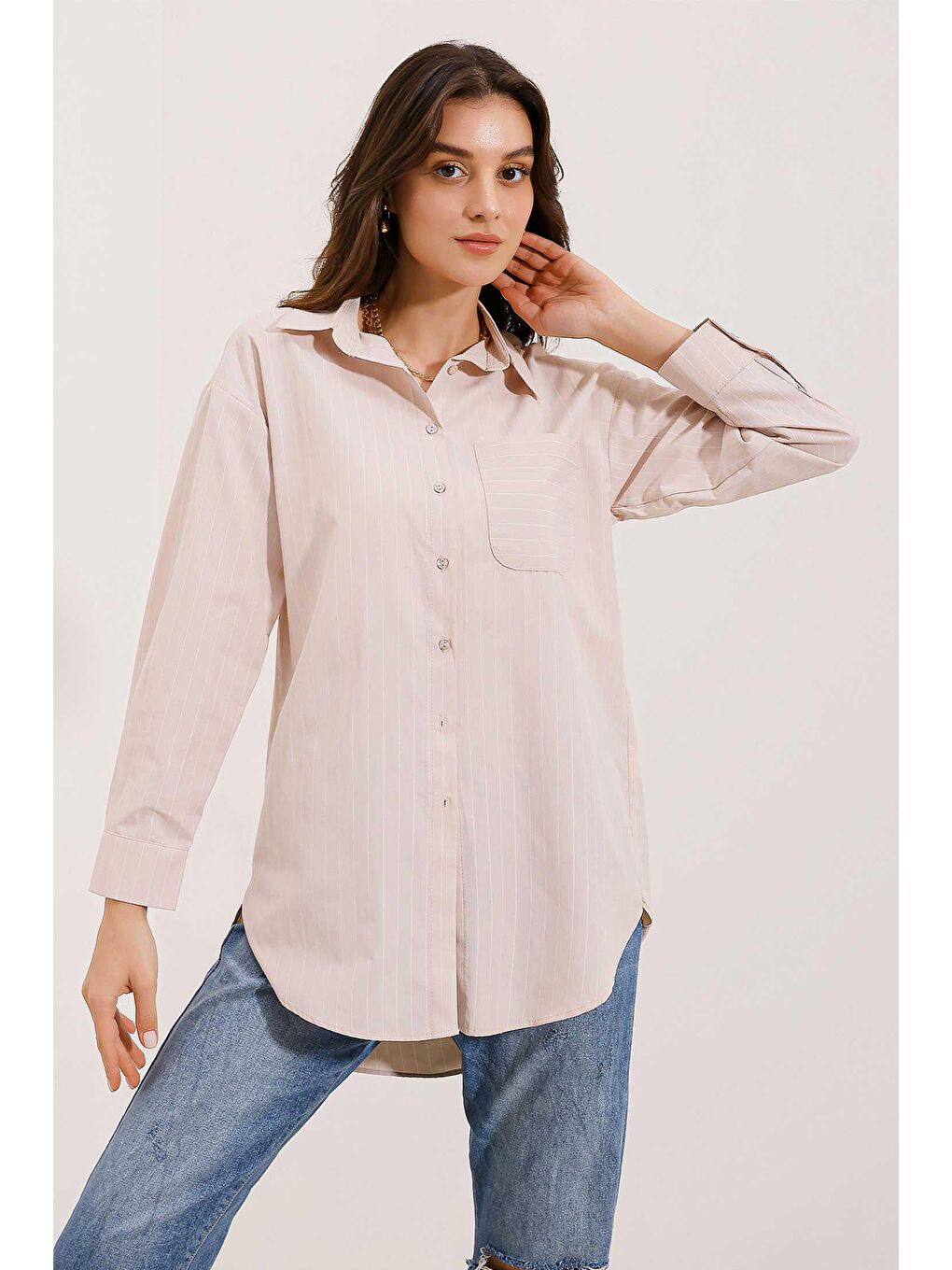 20217 Cep Detaylı Çizgili Oversize Gömlek - Bej-1