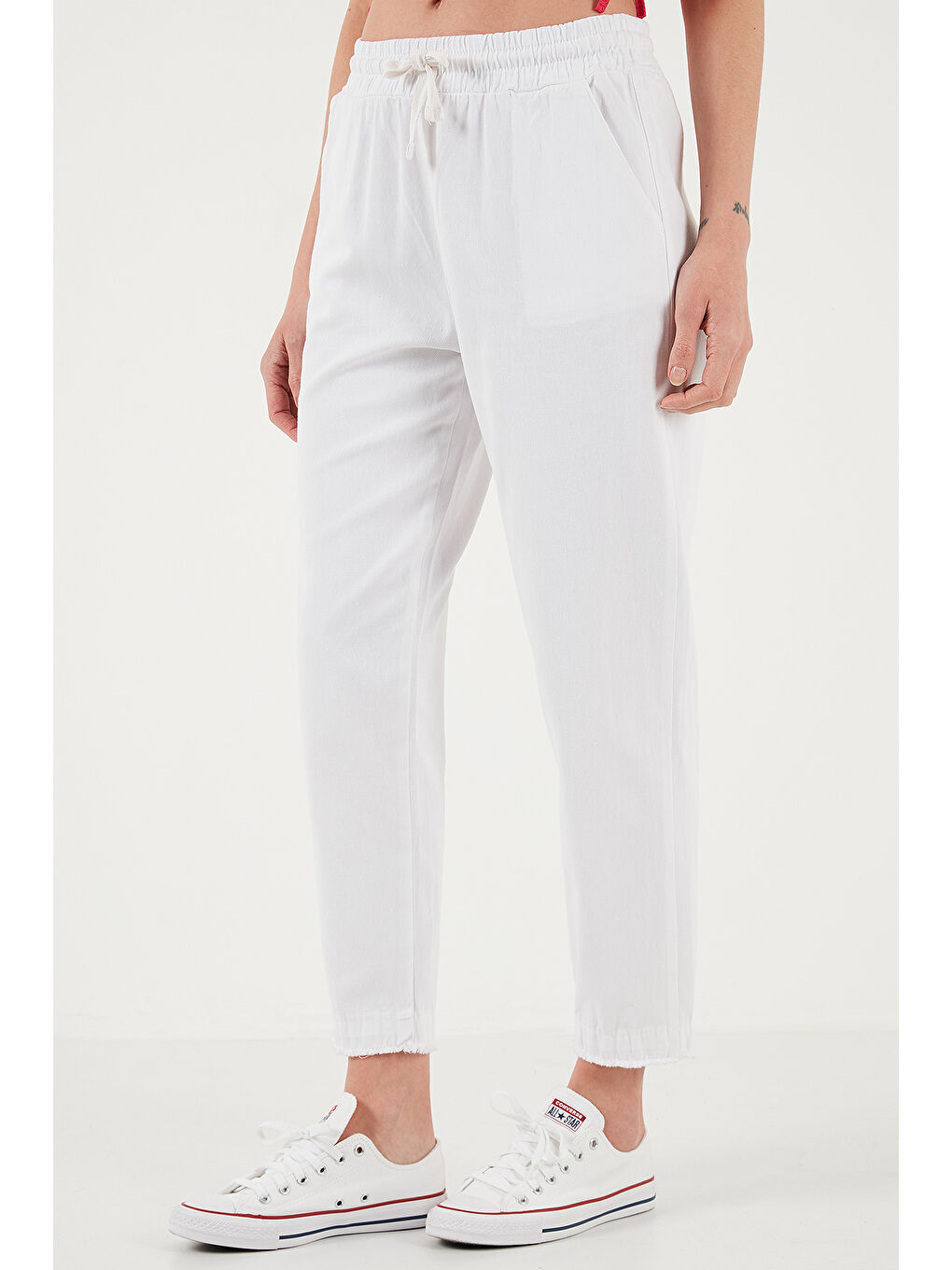 Beyaz Pamuklu Normal Bel Regular Fit Düz Paça Kadın Pantolon 668Yp42282S4-4