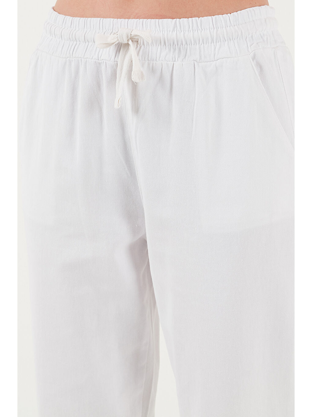 Beyaz Pamuklu Normal Bel Regular Fit Düz Paça Kadın Pantolon 668Yp42282S4-5