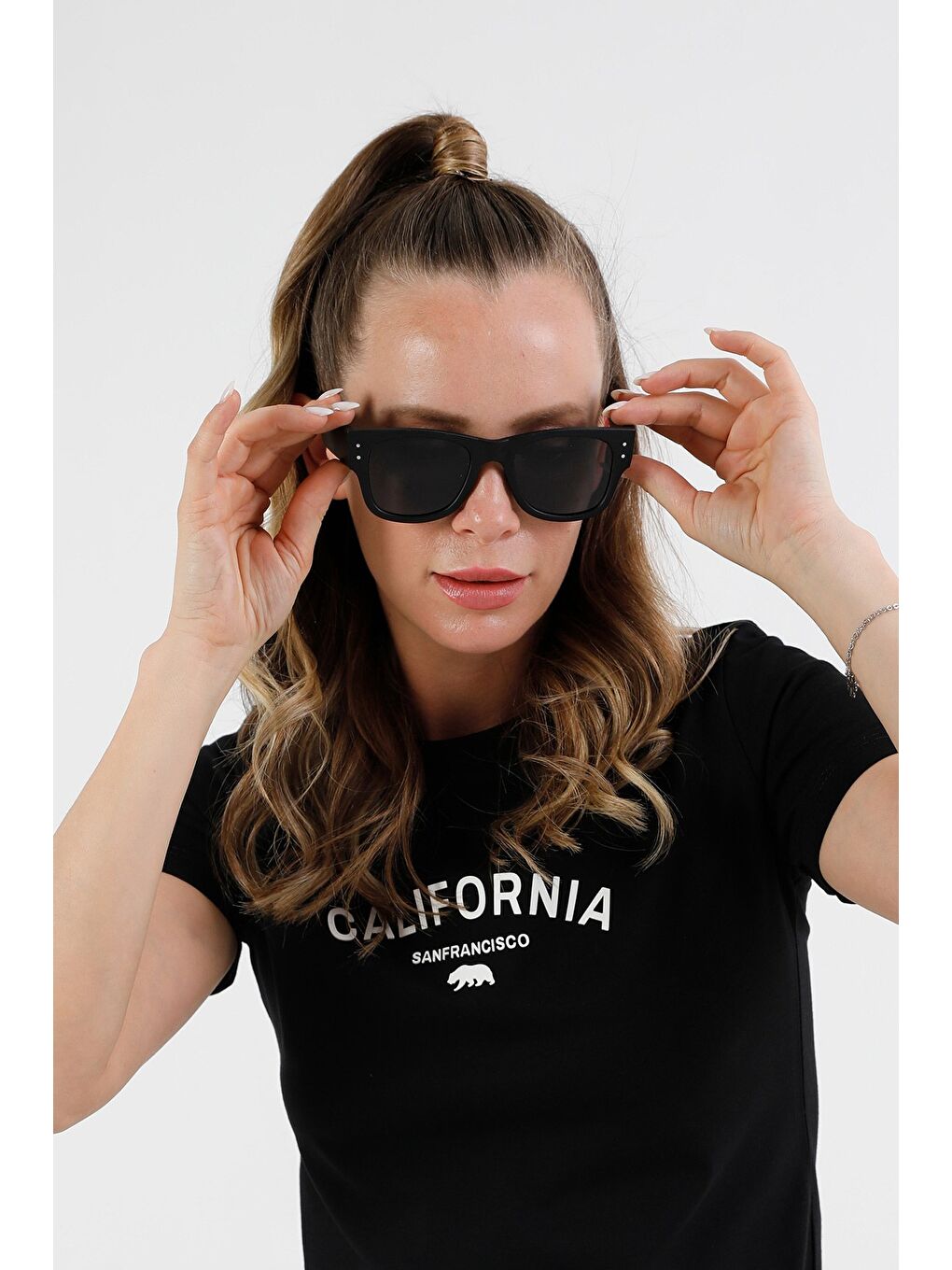 Siyah Parlak Çerçeveli Güneş Gözlüğü