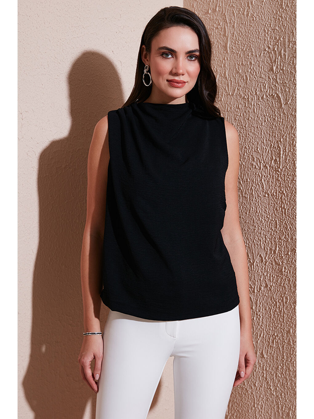 Siyah Slim Fit Dik Yaka Omuz Büzgülü Kadın Bluz 6527836-1